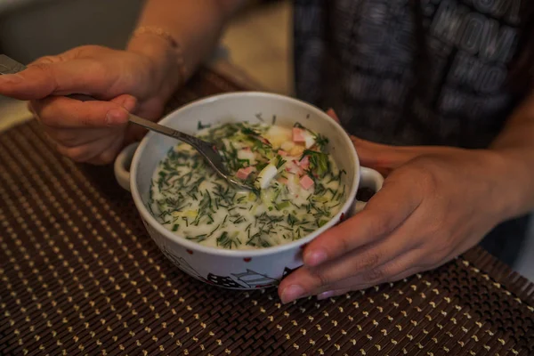 冷たいスープ名- okroshka,ロシアとウクライナの料理の国民料理.新鮮なキュウリ、大根、ジャガイモとボウルにヨーグルトとソーセージと冷たいスープ. — ストック写真