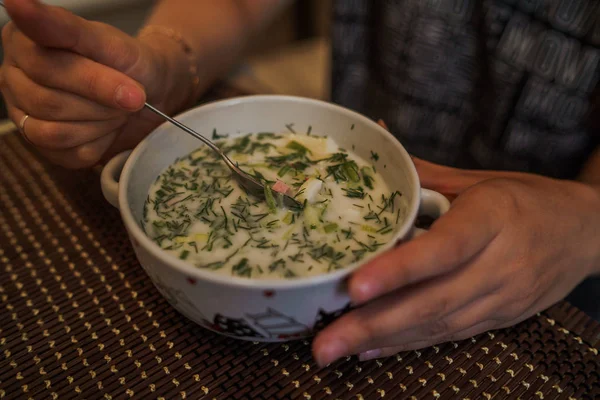 冷たいスープ名- okroshka,ロシアとウクライナの料理の国民料理.新鮮なキュウリ、大根、ジャガイモとボウルにヨーグルトとソーセージと冷たいスープ. — ストック写真