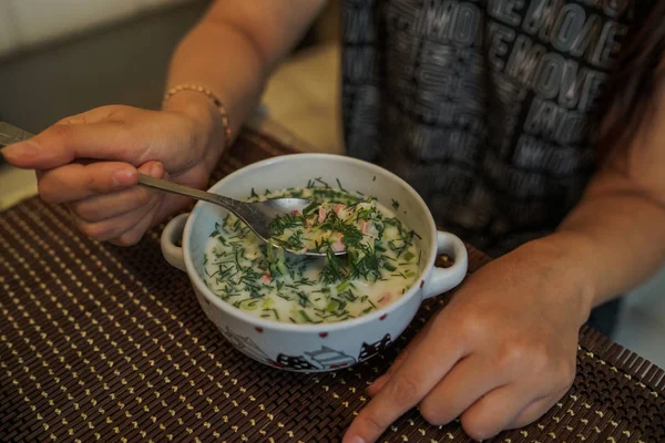 Soğuk çorba adı: Okroshka, Rusya ve Ukrayna mutfağının ulusal yemeği. Taze salatalıklı soğuk çorba, turp, patates ve yoğurtlu sosis.. — Stok fotoğraf