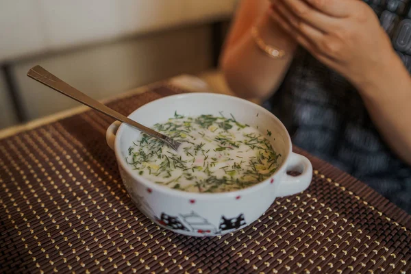 Soğuk çorba adı: Okroshka, Rusya ve Ukrayna mutfağının ulusal yemeği. Taze salatalıklı soğuk çorba, turp, patates ve yoğurtlu sosis.. — Stok fotoğraf