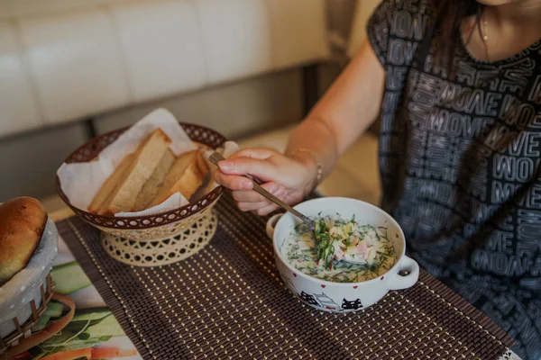 Nome di zuppa fredda - okroshka, il piatto nazionale della cucina di Russia e Ucraina. Zuppa fredda con cetrioli freschi, ravanelli, patate e salsiccia con yogurt in ciotola. — Foto Stock