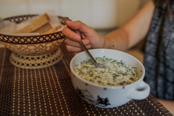 冷たいスープ名- okroshka,ロシアとウクライナの料理の国民料理.新鮮なキュウリ、大根、ジャガイモとボウルにヨーグルトとソーセージと冷たいスープ. — ストック写真