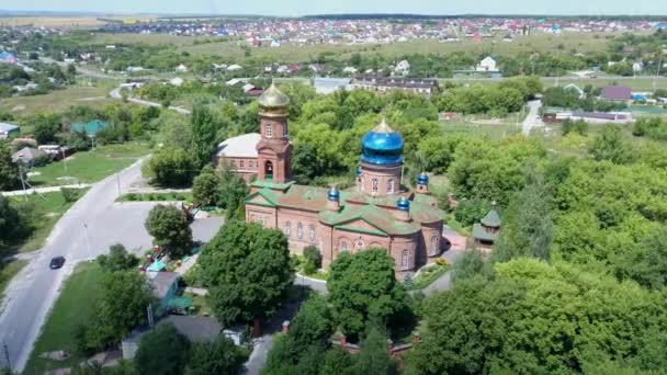 Röd tegelkristen kyrka med gyllene kupoler. Kristet tempel i Ryssland. Den kristna kyrkans kyrka är ett monument över rysk andlig och religiös arkitektonisk tradition och ortodoxi. — Stockvideo