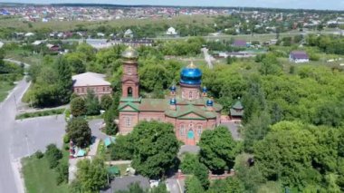 Altın kubbeli kırmızı tuğlalı Hıristiyan kilisesi. Rusya 'daki Hristiyan tapınağı. Hristiyan Kilisesi, Rus ruhani ve dini mimari geleneği ve Ortodoksluğun bir anıtıdır..