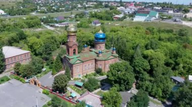 Altın kubbeli kırmızı tuğlalı Hıristiyan kilisesi. Rusya 'daki Hristiyan tapınağı. Hristiyan Kilisesi, Rus ruhani ve dini mimari geleneği ve Ortodoksluğun bir anıtıdır..