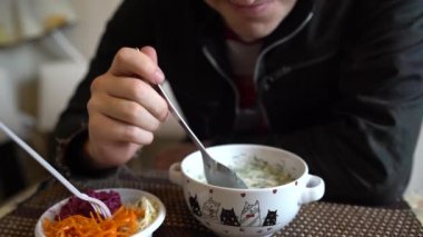 Soğuk çorba adı: Okroshka, Rusya ve Ukrayna mutfağının ulusal yemeği. Taze salatalıklı soğuk çorba, turp, patates ve yoğurtlu sosis..