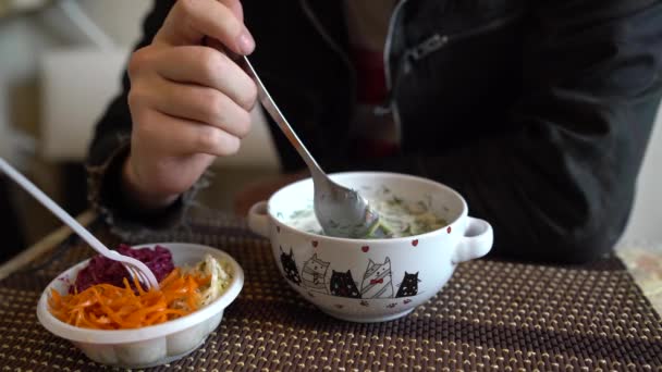 Nome da sopa fria - okroshka, o prato nacional da cozinha da Rússia e Ucrânia. Sopa fria com pepinos frescos, rabanetes, batata e salsicha com iogurte em tigela. — Vídeo de Stock