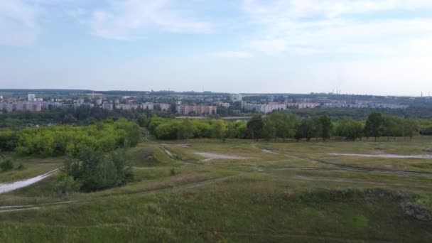 Ciel nuageux au-dessus d'une ville éloignée. Nuages blancs flottant sur un ciel bleu au-dessus d'immeubles d'habitation de villes éloignées et de banlieues montagneuses — Video