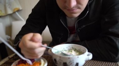 Soğuk çorba adı: Okroshka, Rusya ve Ukrayna mutfağının ulusal yemeği. Taze salatalıklı soğuk çorba, turp, patates ve yoğurtlu sosis..