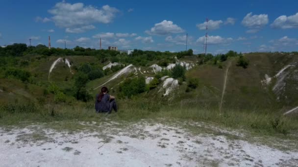 Vackert vår- och sommarlandskap. Bergslandvägen bland gröna kullar. Gröna kullar, höga berg. Vårblommande gräs. Sommar naturlig bakgrund. — Stockvideo