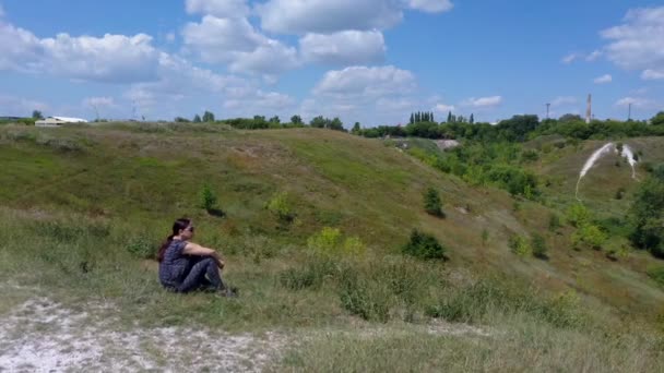 Strada stretta attraverso boschetto verde. Sentiero stretto che attraversa cespugli e alberi verdi — Video Stock