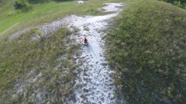 Bellissimo paesaggio primaverile ed estivo. Strada di campagna di montagna tra verdi colline. Colline verdeggianti, alte montagne. Erba fiorita primaverile. Estate sfondo naturale . — Video Stock