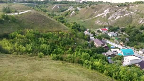 Bellissimo paesaggio primaverile ed estivo. Strada di campagna di montagna tra verdi colline. Colline verdeggianti, alte montagne. Erba fiorita primaverile. Estate sfondo naturale . — Video Stock