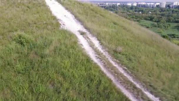 Cielo nuvoloso sulla città lontana. Nubi bianche che galleggiano sul cielo blu su edifici di città lontana e periferia collinare — Video Stock