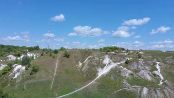 Krásná jarní a letní krajina. Horská cesta mezi zelenými kopci. Bujné zelené kopce, vysoké hory. Jarní kvetoucí tráva. Letní přírodní zázemí. — Stock video