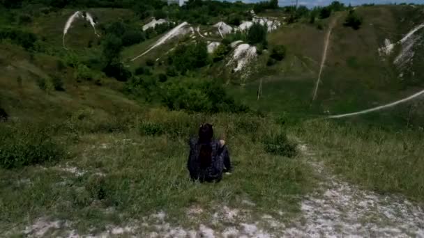 Bellissimo paesaggio primaverile ed estivo. Strada di campagna di montagna tra verdi colline. Colline verdeggianti, alte montagne. Erba fiorita primaverile. Estate sfondo naturale . — Video Stock