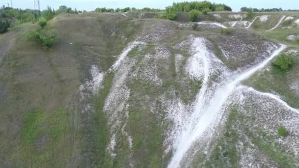 Bellissimo paesaggio primaverile ed estivo. Strada di campagna di montagna tra verdi colline. Colline verdeggianti, alte montagne. Erba fiorita primaverile. Estate sfondo naturale . — Video Stock