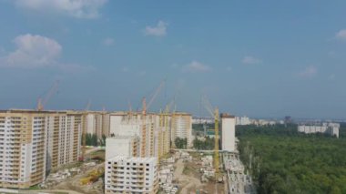 Vinçle inşa edilmiş modern bir bina. Yüksek vinçli bina
