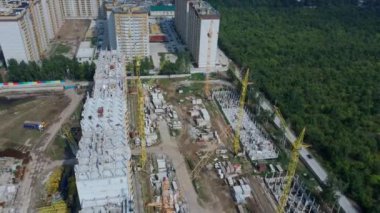 Vinçle inşa edilmiş modern bir bina. Yüksek vinçli bina