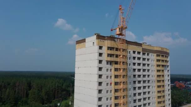 Edificio moderno en construcción con grúa. Edificio con grúa alta — Vídeo de stock