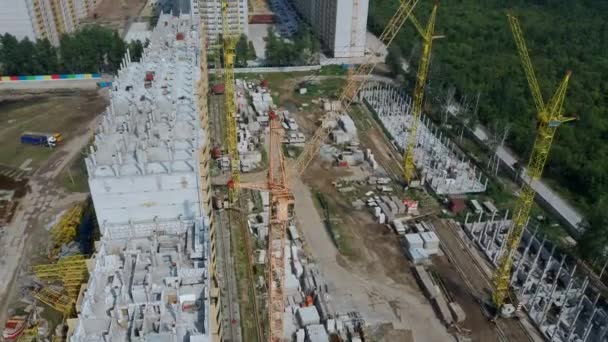 Edifício moderno em construção com guindaste. edifício com um guindaste alto — Vídeo de Stock