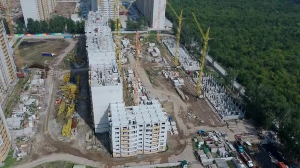 Edificio moderno in costruzione con gru. costruzione ad alta gru — Video Stock