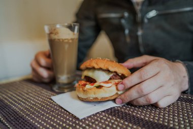 Etli, peynirli ve taze sebzeli lezzetli sandviç hamburgeri. Hamburger ya da sandviç kahvaltı ya da öğle yemeği için popüler bir fast food. Sulu çizburger.