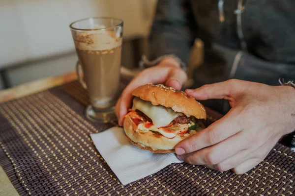 美味的三明治汉堡包，配肉、奶酪和新鲜蔬菜。汉堡包或三明治是早餐或午餐时最受欢迎的快餐食品。多汁芝士汉堡 — 图库照片