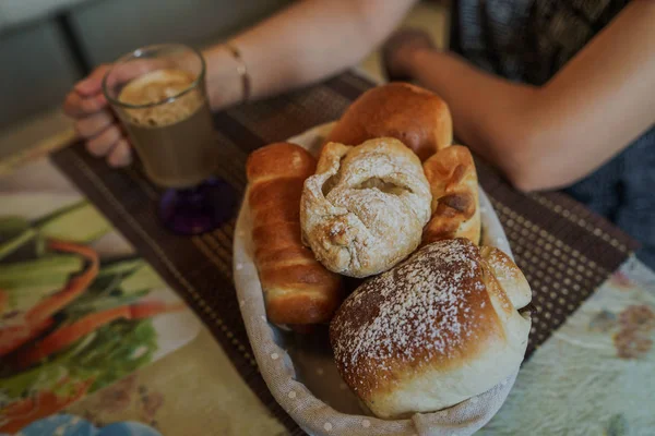 Fotografia żywności. Gorące cappuccino z różnymi domowymi wypiekami w koszyku na stole w fast food cafe. — Zdjęcie stockowe