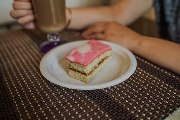 Горячий кофе с вкусным тортом в тарелке на столе в кафе быстрого питания — стоковое фото