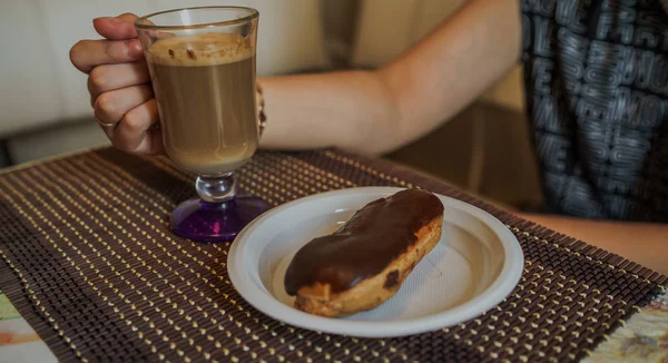 Горячий кофе с вкусным тортом в тарелке на столе в кафе быстрого питания — стоковое фото