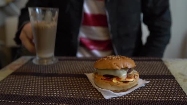 Fotografia Żywności Gorące Cappuccino Hamburgerem Przy Stole Fast Food Cafe — Wideo stockowe