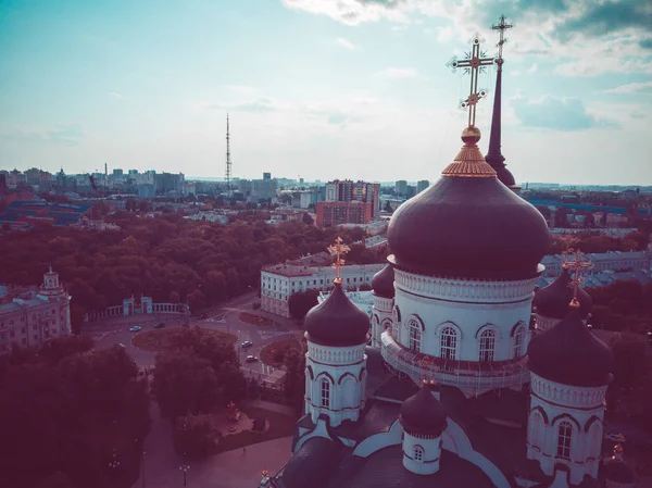 Christian church with golden crosses. Christian temple in Russia. The Church of the Christian Church is a monument of Russian spiritual and religious architectural tradition and Orthodoxy. — Stock Photo, Image