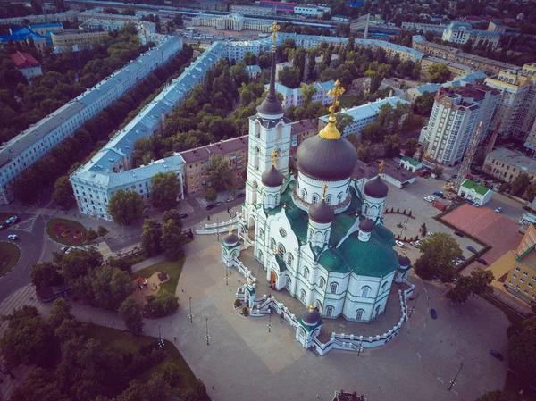 Christelijke kerk met gouden kruisen. Christelijke tempel in Rusland. De kerk van de christelijke kerk is een monument van de Russische geestelijke en religieuze architectonische traditie en orthodoxie. — Stockfoto