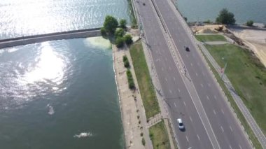 Köprüdeki arabalarla köprüden uzaktan kumandalı insansız hava aracı görüntüleri. Nehir üzerindeki beton köprünün hava görüntüsü, şehir köprüsünde araba trafiği, ulaşım konsepti.