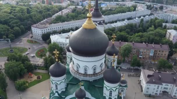 Kościół chrześcijański ze złotymi krzyżami. Świątynia chrześcijańska w Rosji. Kościół Kościoła chrześcijańskiego jest pomnikiem rosyjskiej tradycji duchowej i religijnej architektury i prawosławie. — Wideo stockowe