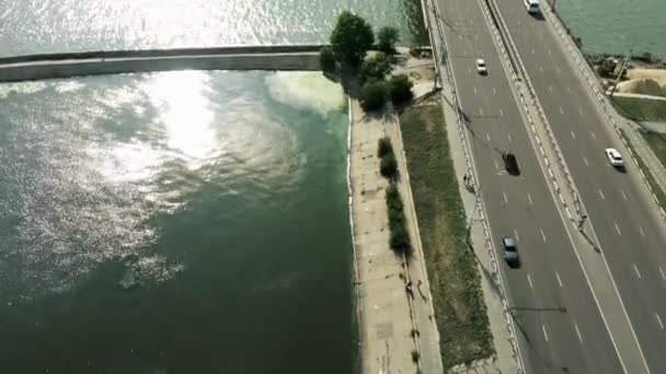 Vue aérienne photo de pont de drone avec des voitures sur le pont routier image de transport de fond concept. Vue aérienne du pont de béton au-dessus de la rivière, circulation automobile sur le pont de la ville, concept de transport. — Video