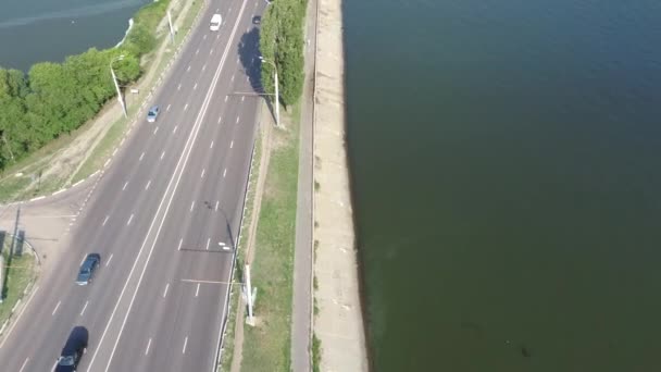 Zdjęcie drona z lotu ptaka z mostu z samochodów na mostku koncepcja transportu obrazu tła drogowego. Widok z powietrza na betonowy most nad rzeką, ruch samochodowy na moście miejskim, koncepcja transportu. — Wideo stockowe