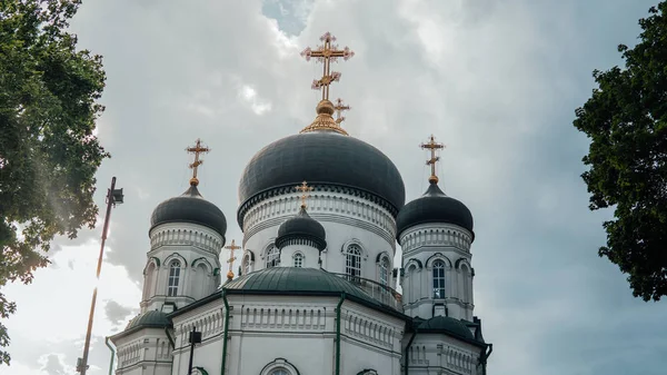 Христианская церковь с золотыми крестами. Христианский храм России. Церковь Христианской Церкви - памятник русской духовной и религиозной архитектурной традиции и православия . — стоковое фото