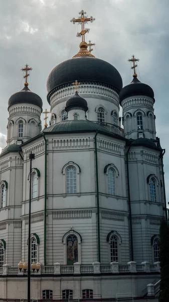 Christian church with golden crosses. Christian temple in Russia. The Church of the Christian Church is a monument of Russian spiritual and religious architectural tradition and Orthodoxy. — Stock Photo, Image