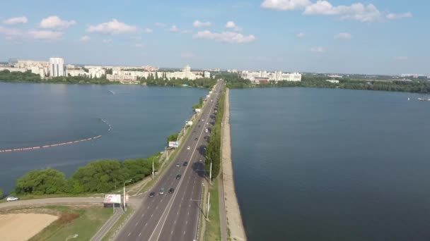 Luchtfoto drone schot van de brug met auto 's op brug wegbeeld vervoer achtergrond concept. Luchtfoto van betonnen brug over de rivier, autoverkeer op stadsbrug, transportconcept. — Stockvideo