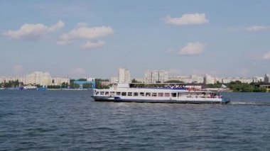 Su taksileri ve eğlence tekneleri. Nehirde Avrupa şehrinin arka planına karşı bir zevk gemisi yelken açar. Konsept: Turizm ve seyahat.