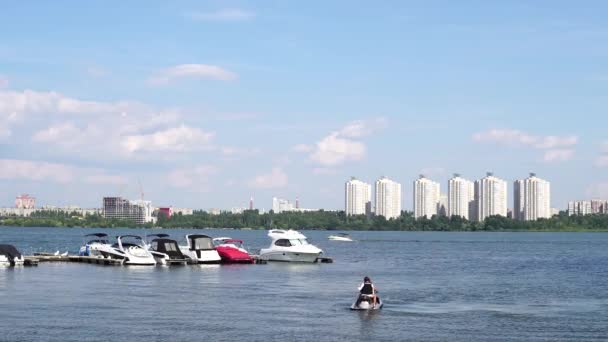 Vista Espectacular Coloridos Barcos Embarcadero Madera Una Zona Urbana — Vídeo de stock