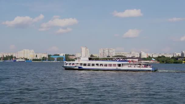 Su taksileri ve eğlence tekneleri. Nehirde Avrupa şehrinin arka planına karşı bir zevk gemisi yelken açar. Konsept: Turizm ve seyahat. — Stok video