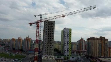 Evleri olan şehrin drone görüntüsü