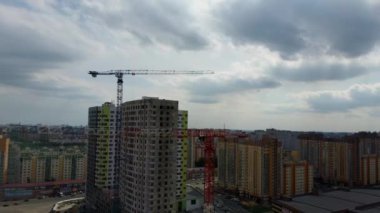Evleri olan şehrin drone görüntüsü