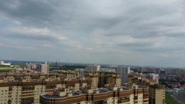 Evleri olan şehrin drone görüntüsü