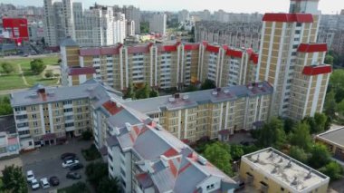 Evleri olan şehrin drone görüntüsü