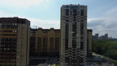 Evleri olan şehrin drone görüntüsü