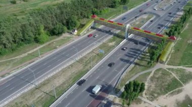 Yolun karşısındaki yayalar için modern köprü. Otoyolun tepesinden, yaya geçişlerinin askıya alındığı görüntüler